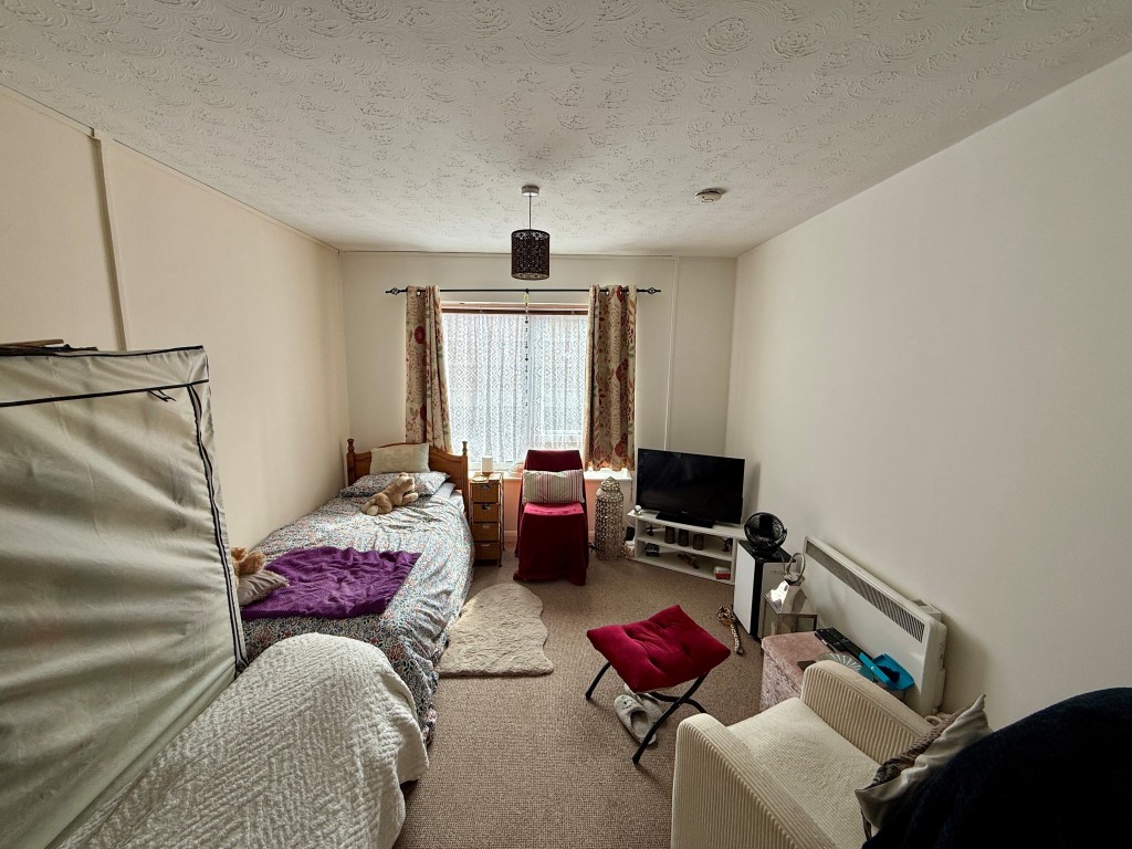 Lot: 148 - FREEHOLD BLOCK OF SIX FLATS FOR INVESTMENT - Living room/bedroom
